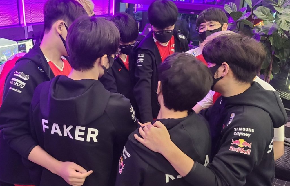 它更与我们 它更与我们